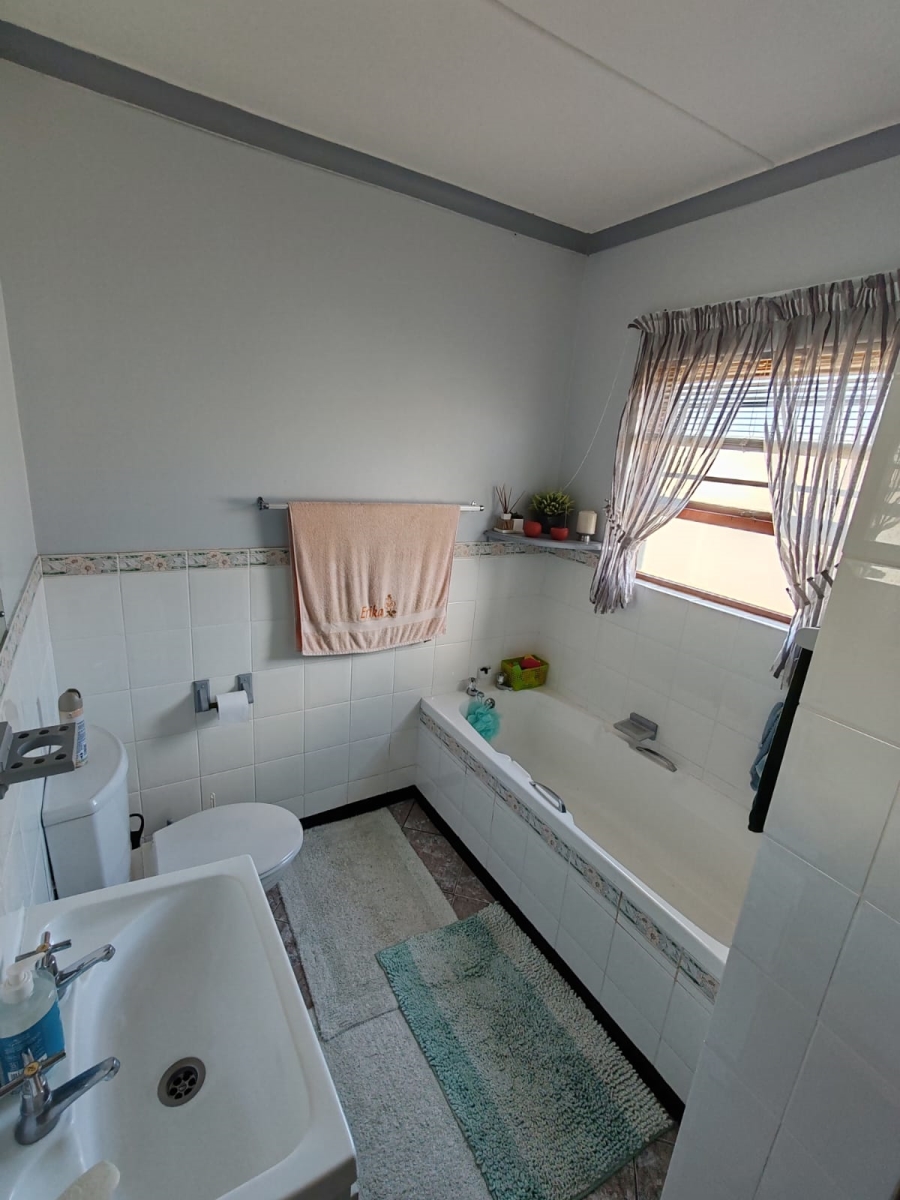 3 Bedroom Property for Sale in De Kelders Western Cape
